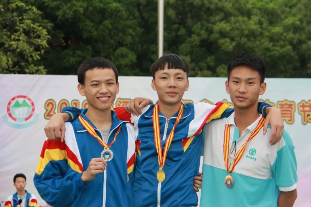 运动员勇往直前,谱写荣耀之歌(运动员们我记得荣耀主题曲里有这么一段话) 运动员勇往直前,谱写荣耀之歌(运动员们我记得荣耀主题曲里有这么一段话)