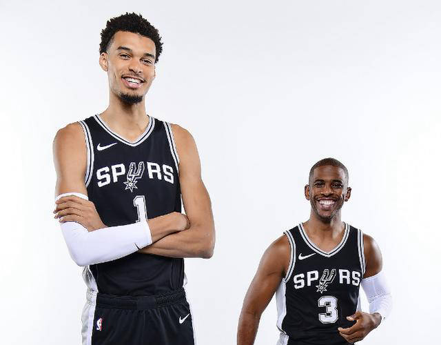 爱游戏在线登录-马刺阵容平稳队员默契配合展现出色发挥(马刺队员最新阵容)