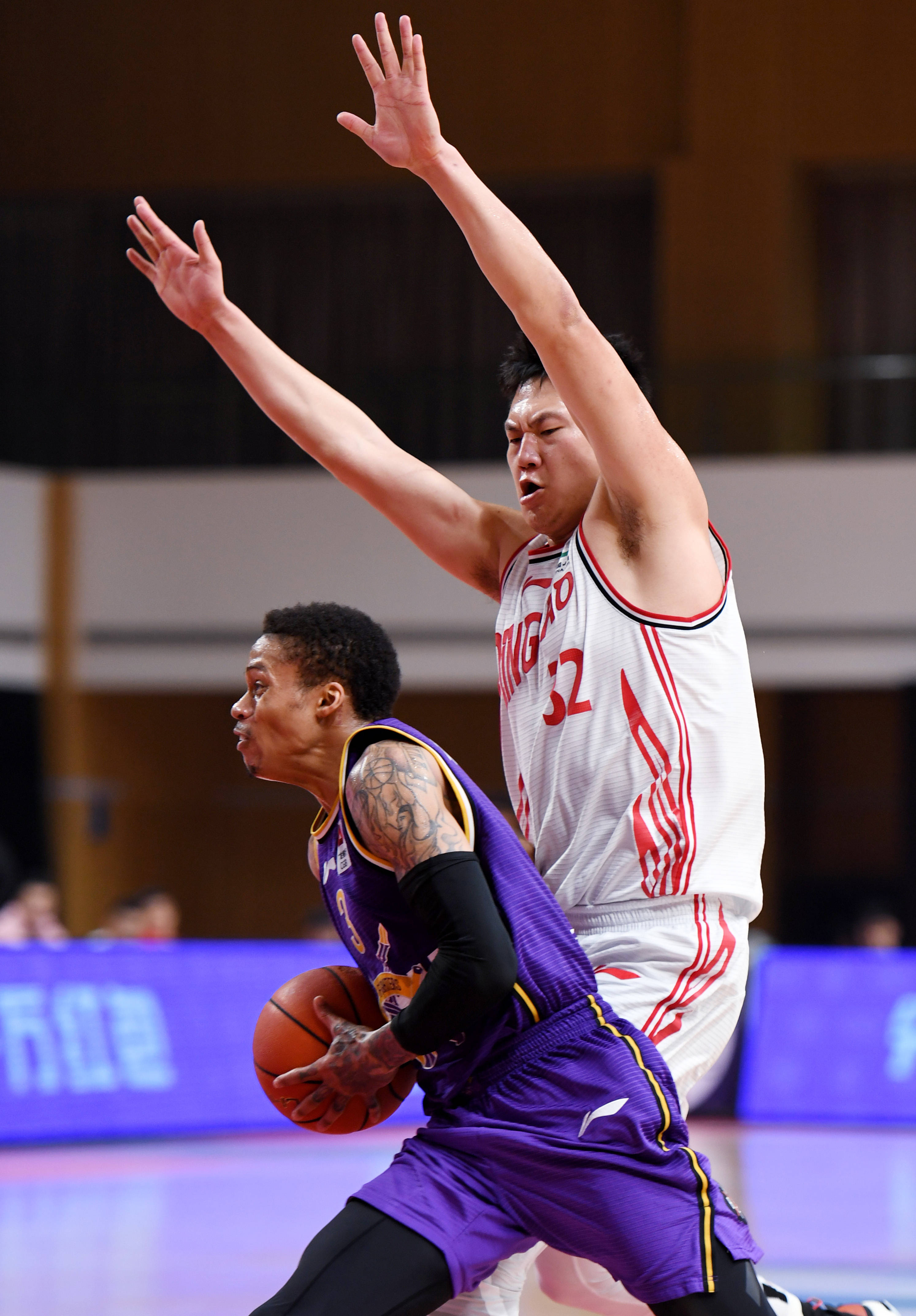 爱游戏官网-国内篮球精彩对决开响，球员表现出色