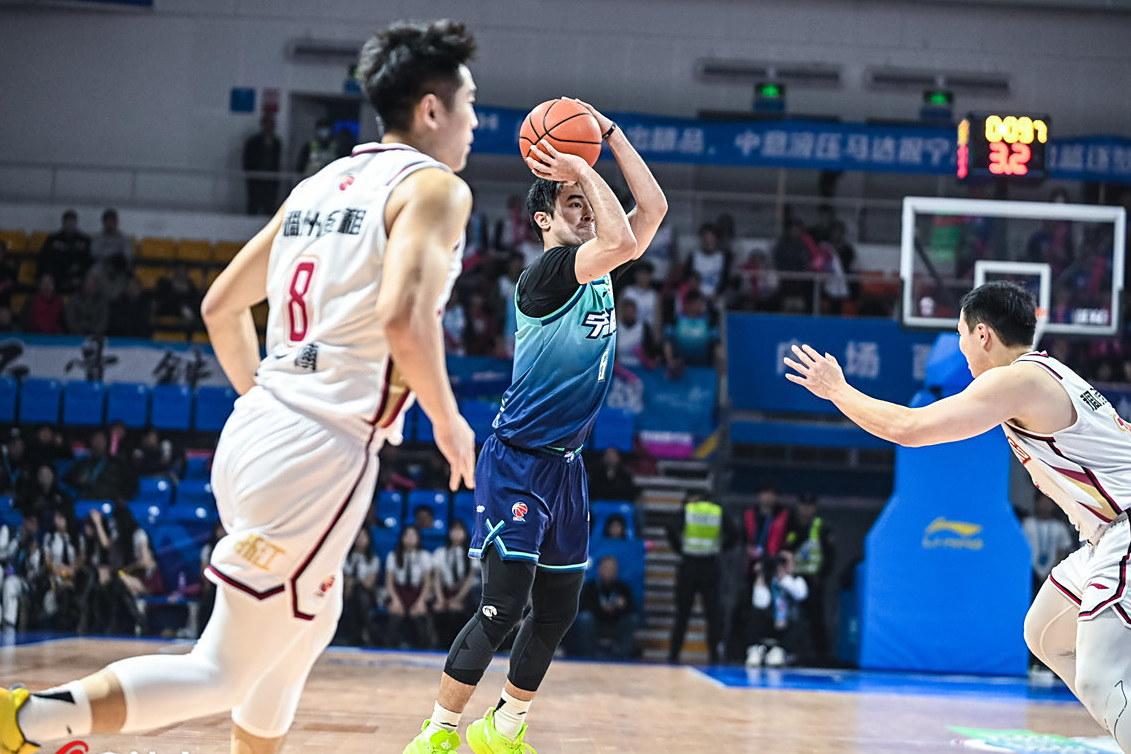 国内篮球精彩对决开响,球员表现出色 国内篮球精彩对决开响,球员表现出色