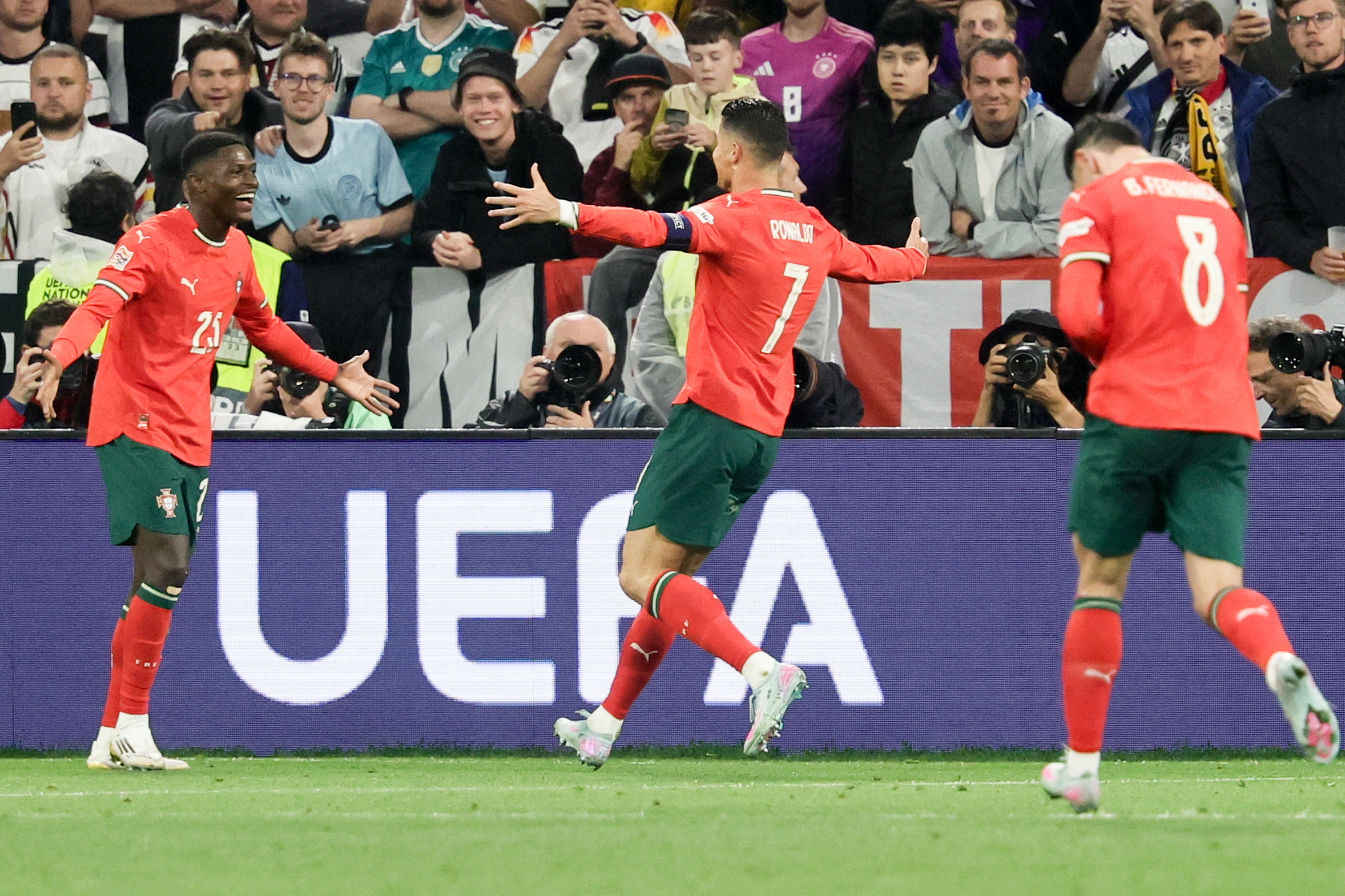 包含葡萄牙再胜卢森堡,小组第一在望的词条 包含葡萄牙再胜卢森堡,小组第一在望的词条