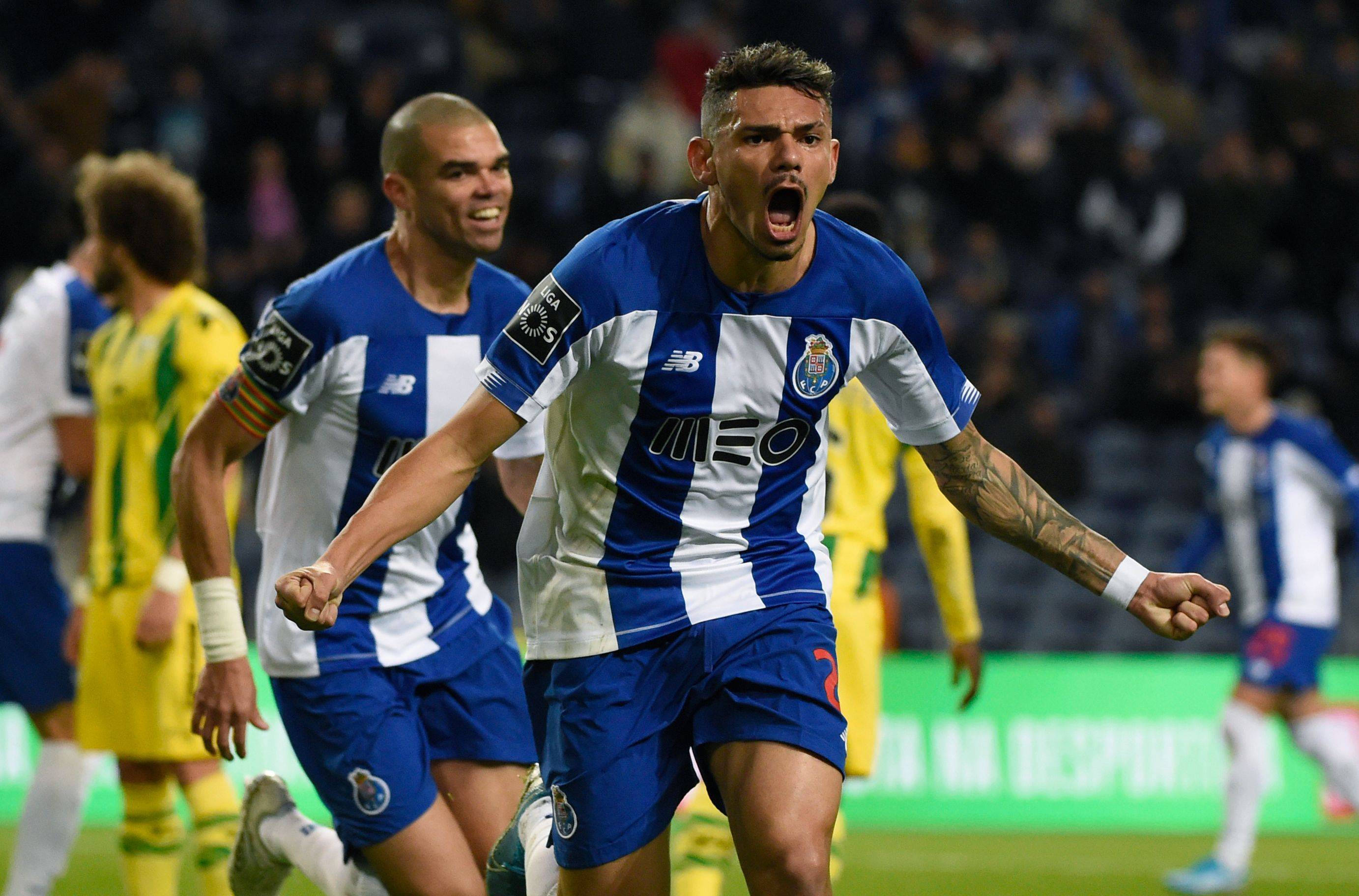 足球赛事热度逐渐攀升,球场氛围喜人 足球赛事热度逐渐攀升,球场氛围喜人