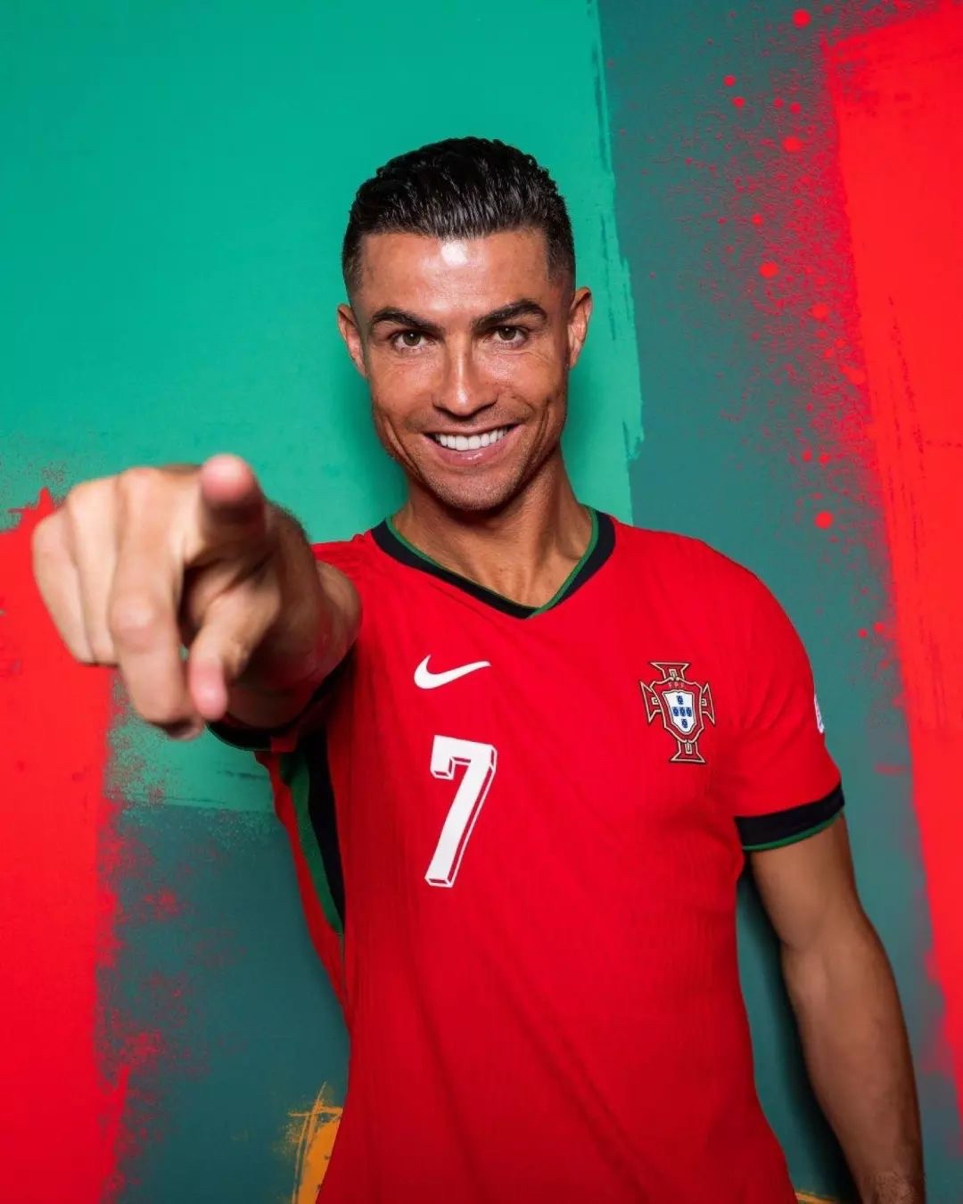 C罗决定继续为葡萄牙征战欧洲杯,球迷欢呼雀跃 C罗决定继续为葡萄牙征战欧洲杯,球迷欢呼雀跃