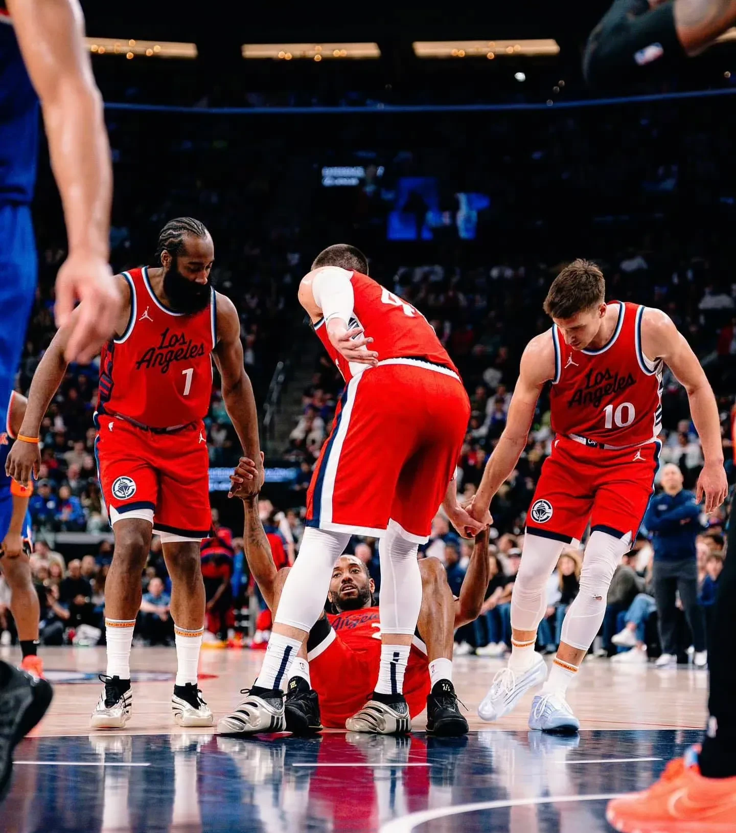 关于骑士球员私下交流战术，为下一场比赛做准备的信息