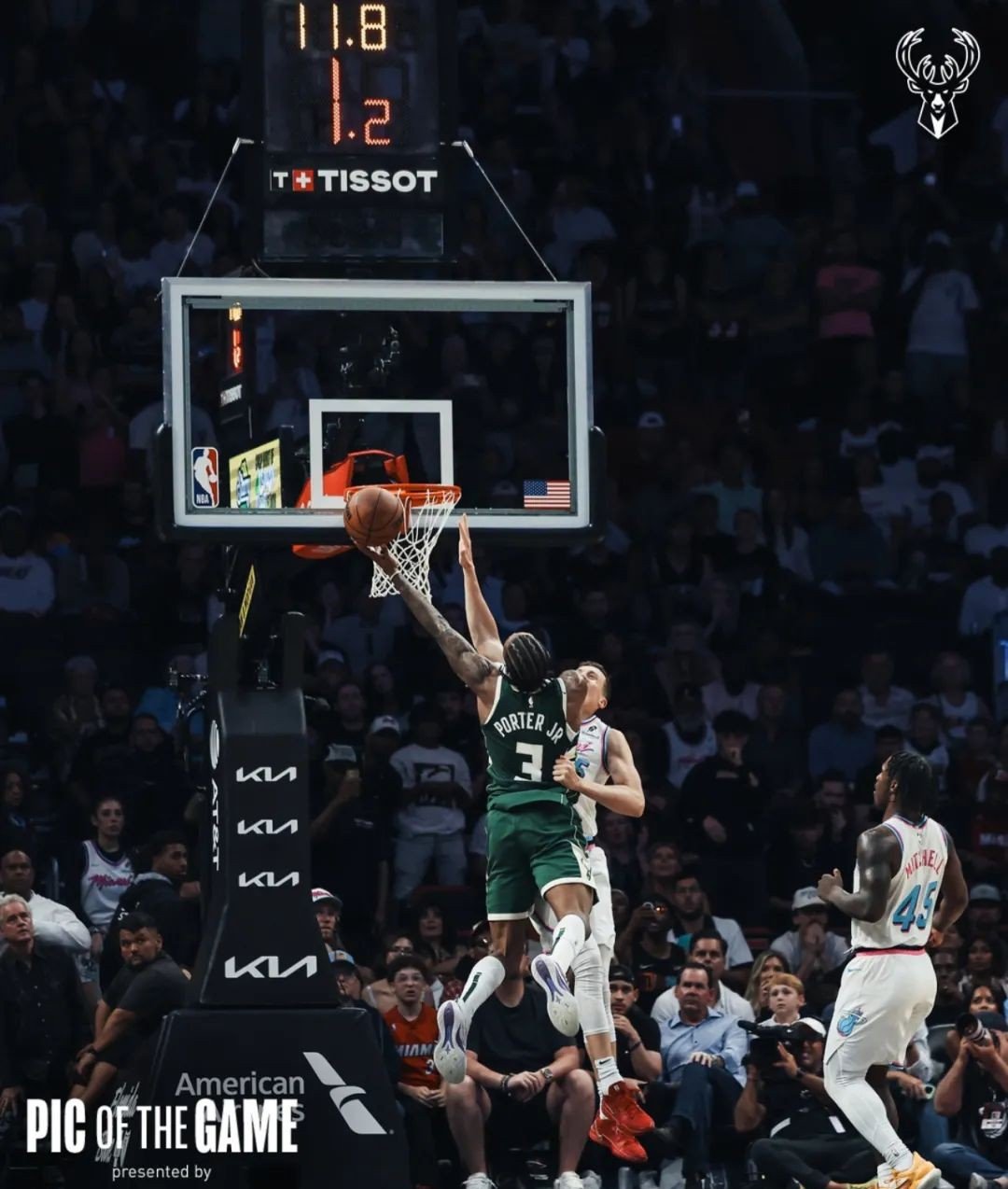 爱游戏体育链接-雄鹿力克灰熊，取得三连胜