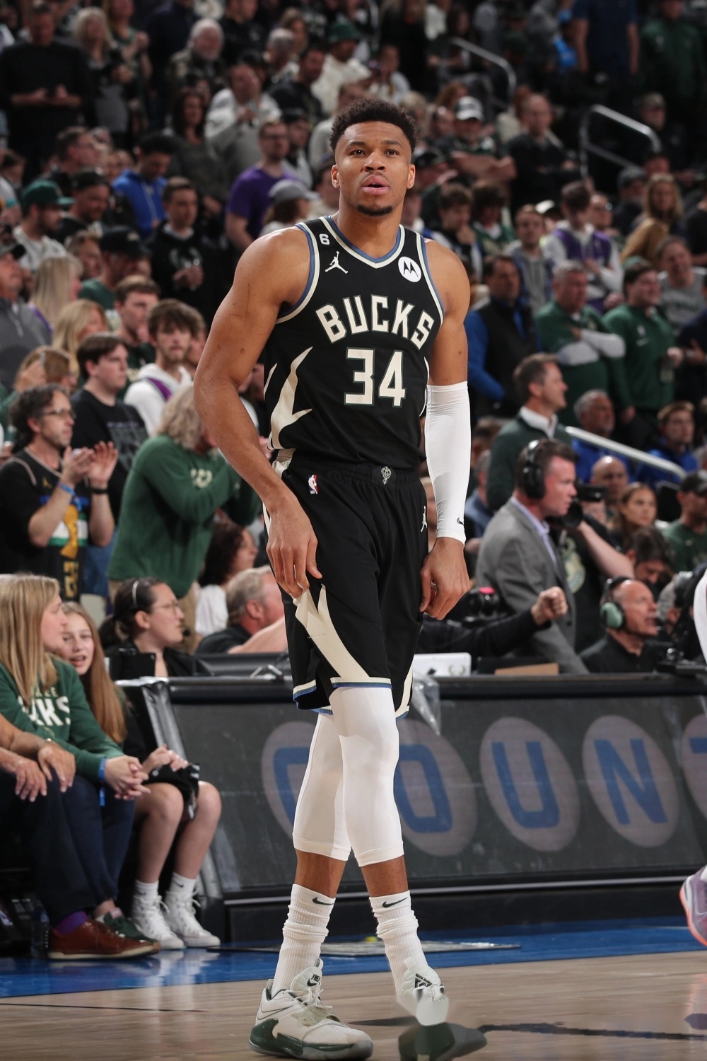 雄鹿力克灰熊,取得三连胜 雄鹿力克灰熊,取得三连胜