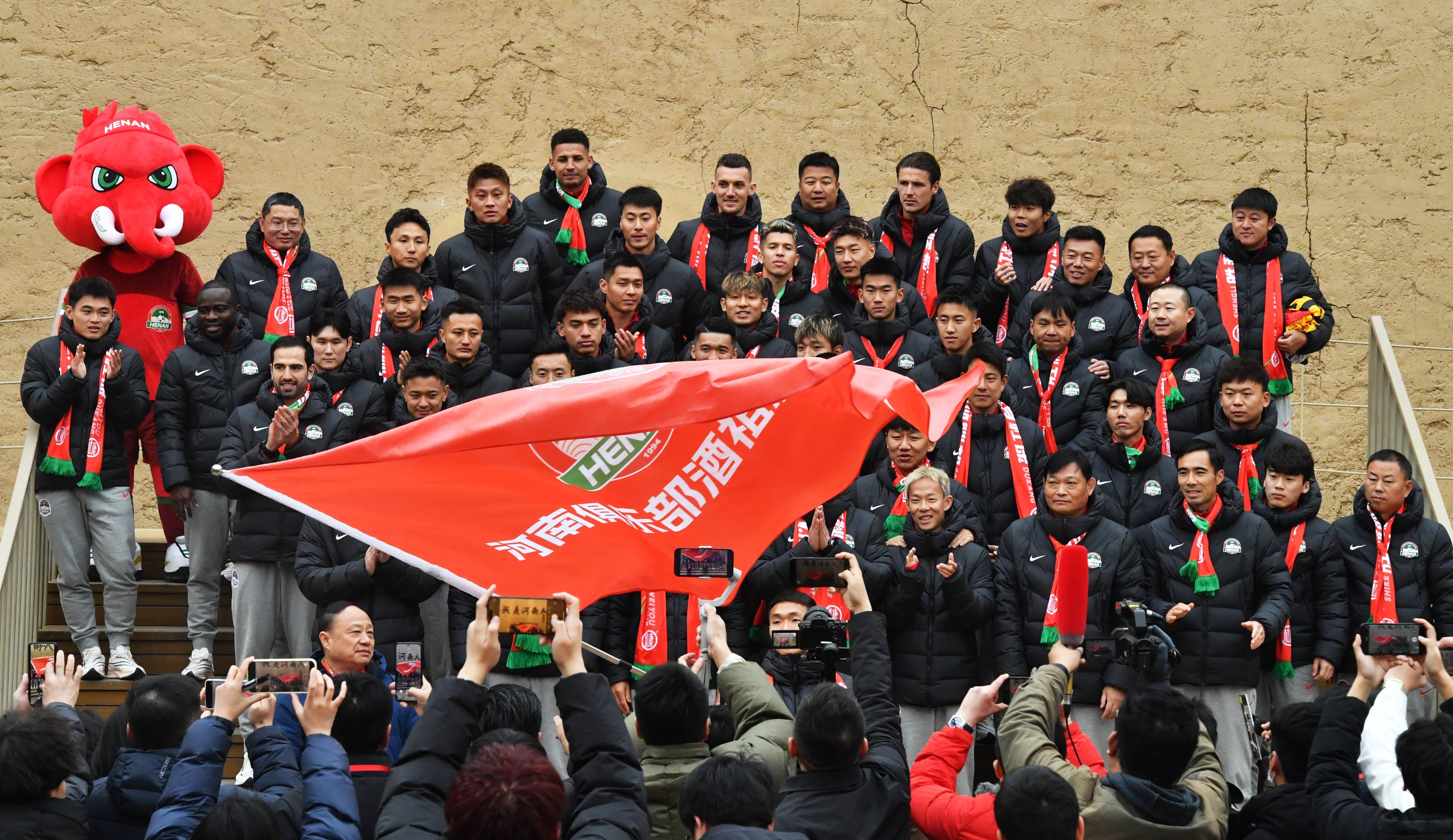 爱游戏体育直播-关于河南足球俱乐部临场表现出色，斩获关键胜利的信息