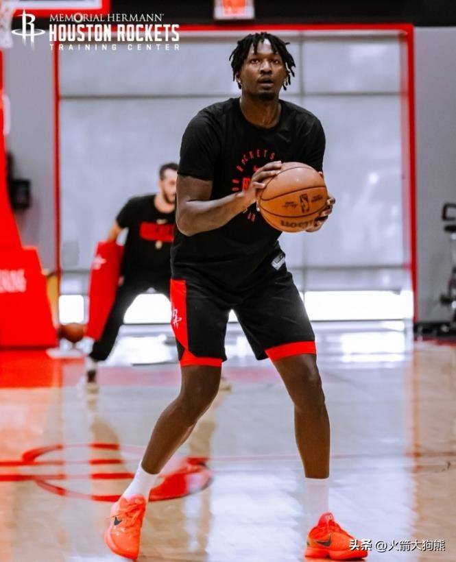 马刺老将意外受伤，球队战力受影响的简单介绍