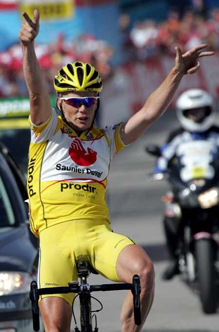 瑞士选手在自行车赛事中冲刺到终点